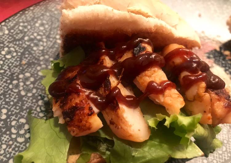 Bocadillo de solomillo de pollo braseado con salsa barbacoa