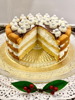 Una foto de Pastel de mantequilla, nata y ganaché