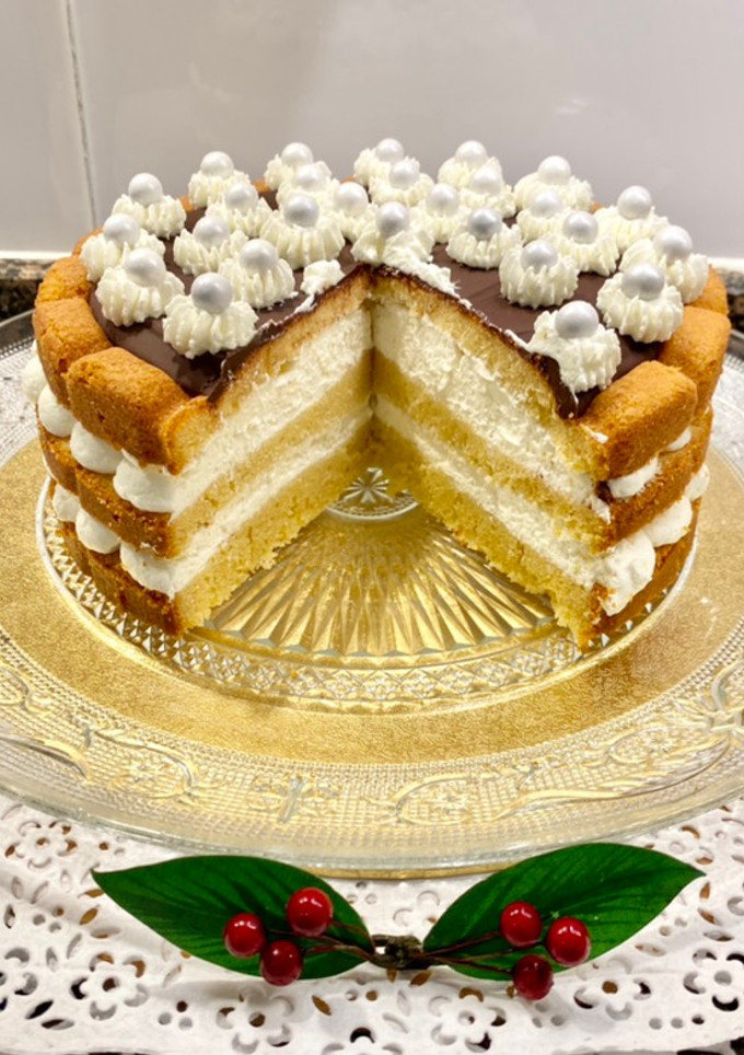 Una foto de Pastel de mantequilla, nata y ganaché