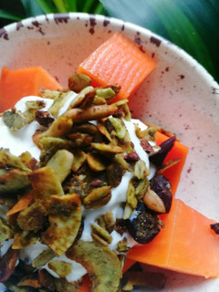 Una foto de Granola verde, con matcha y cardamomo🌿🥥