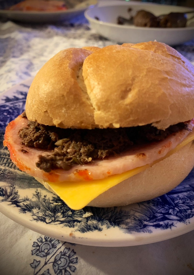 Una foto de Bocadillo de lomo con morcilla de cebolla y queso