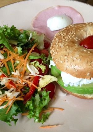 Une photo de Bagel œuf poché bacon & mozzarella