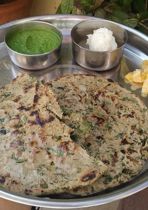 ગ્રીન મસાલેદાર રોટલો (Green Masaledar Rotlo Recipe In Gujarati) રેસીપી મુખ્ય ફોટો