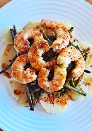 Una foto de Langostinos con espárragos al chimichurri