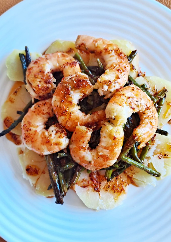 Una foto de Langostinos con espárragos al chimichurri
