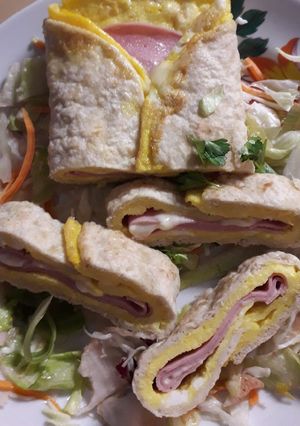Sajtos-sonkás tortillatekercs recept fotója