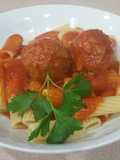 Pasta con albóndigas de pollo y salsa de tomate