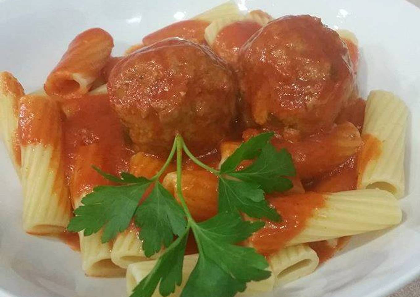 Pasta con albóndigas de pollo y salsa de tomate