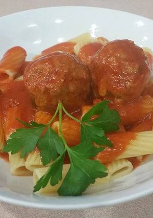 Una foto de Pasta con albóndigas de pollo y salsa de tomate