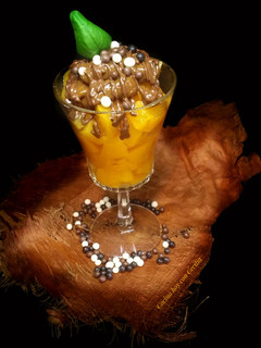 Una foto de Postre individual de melocotón en almíbar con dulce de leche y chocolate