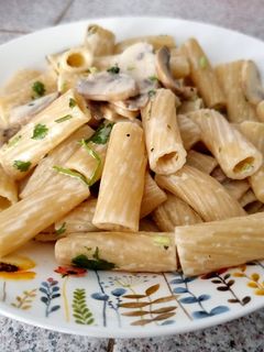 Una foto de Pasta con crema y champiñones