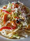 Tiritas de Repollo, Pimentón y Cebolla con Espagueti