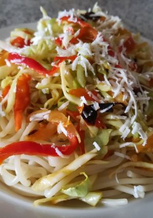 Una foto de Tiritas de Repollo, Pimentón y Cebolla con Espagueti