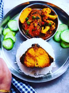 ফুলকপি আলু মটরশুঁটি দিয়ে রুই মাছের ঝোল (foolkopi alu matarshuti diye rui macher jhol recipe) রেসিপির প্রধান ছবি