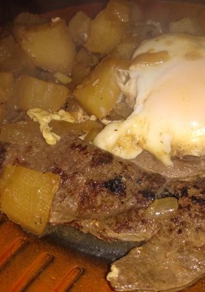 Una foto de Hígado con cebolla y papas