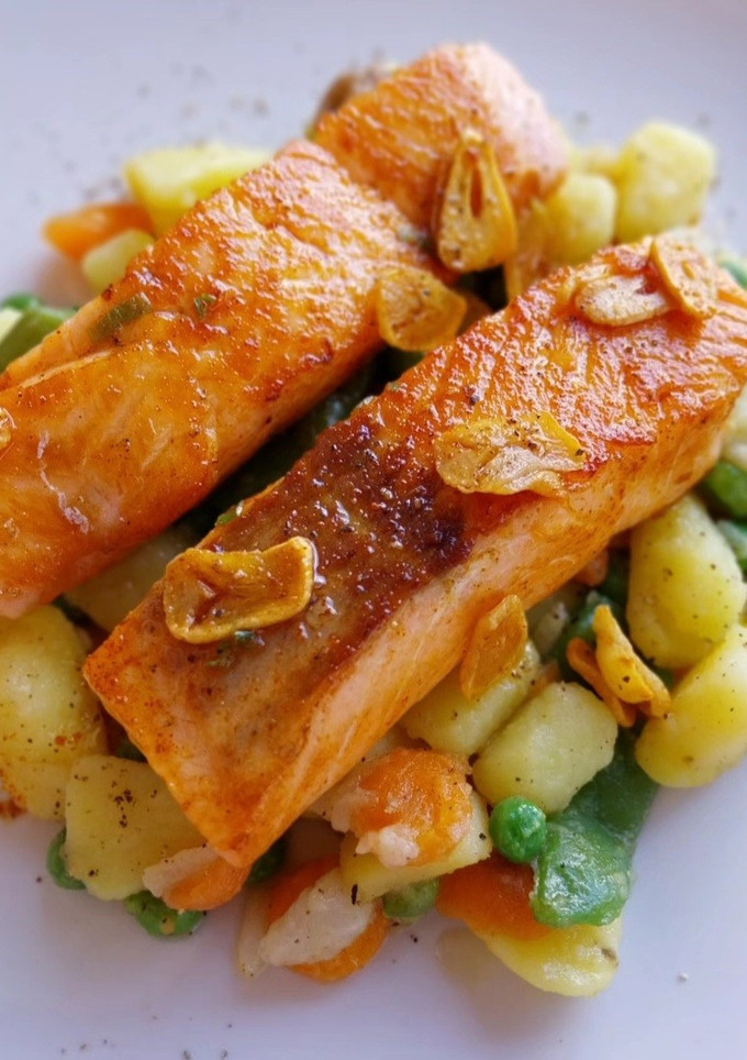 Una foto de Salmón a la plancha con menestra