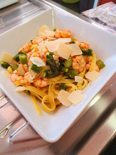 Una foto de Tagliatelle con gambas y espárragos