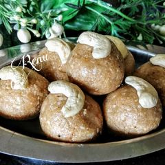 Til Kand Laddus A picture of Til Kand Laddus.