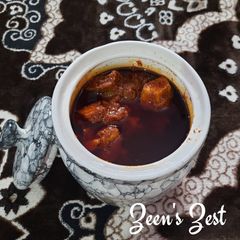 A picture of Andhra Avakaya or Raw Mango Pickle.