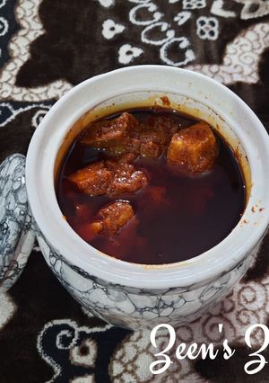 A picture of Andhra Avakaya or Raw Mango Pickle.