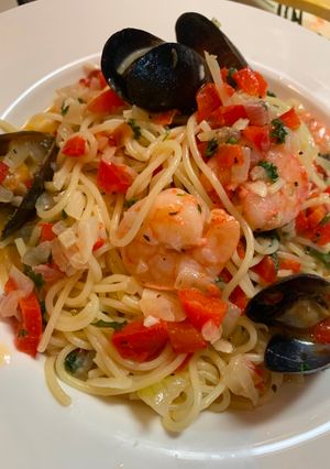 Una foto de Pasta de camarones y almejas