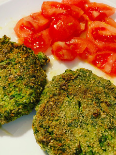 Una foto de Hamburguesa de brócoli, zanahoria y espinacas