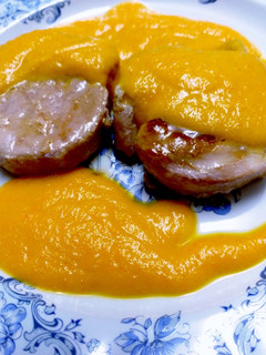 Una foto de Solomillo con salsa de zanahoria
