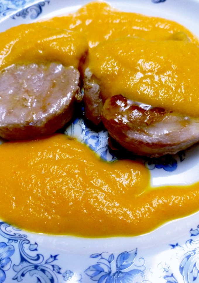 Una foto de Solomillo con salsa de zanahoria