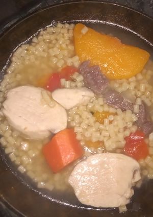 Una foto de Sopa al estilo puchero de carne y pollo! Riquísimo!