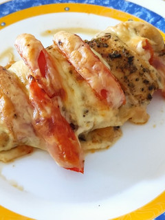 Una foto de Pollo con queso y tomate