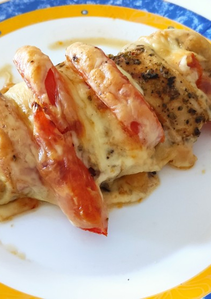 Una foto de Pollo con queso y tomate