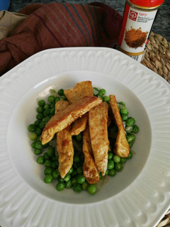 Una foto de Tiras de pavo al curry con guisantes