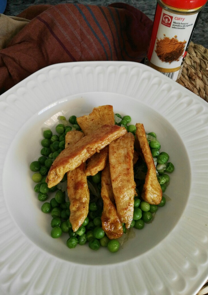 Una foto de Tiras de pavo al curry con guisantes