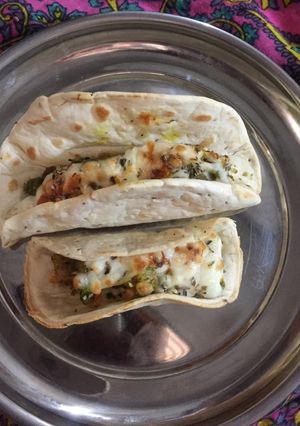 A picture of Tacos with peas.