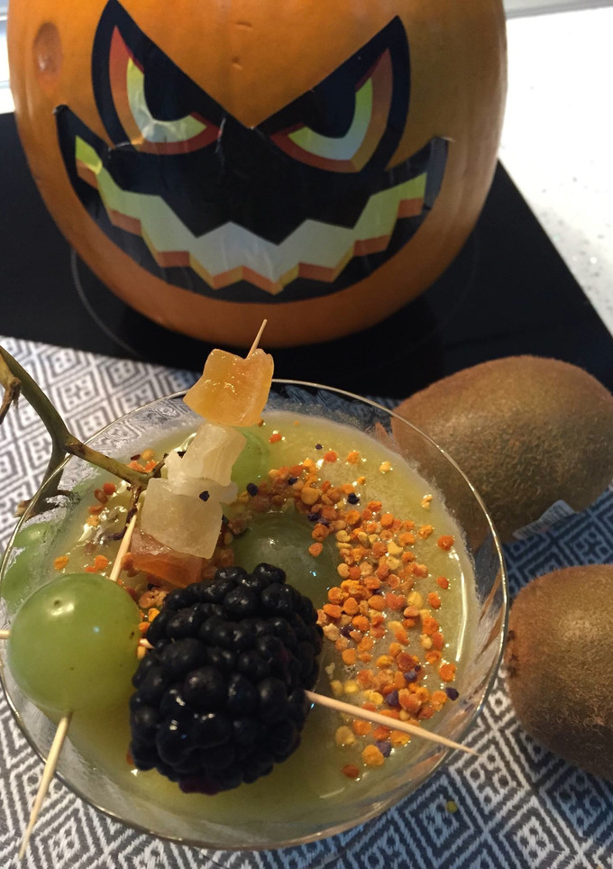 Una foto de Cocktail Jack Skeleton de kiwi y uva
