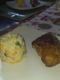 Una foto de Pollo al horno y ensalada de papa