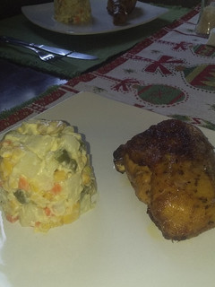 Una foto de Pollo al horno y ensalada de papa