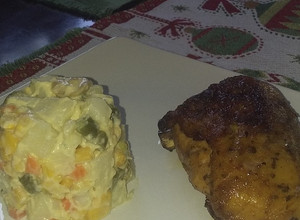 Una foto de Pollo al horno y ensalada de papa