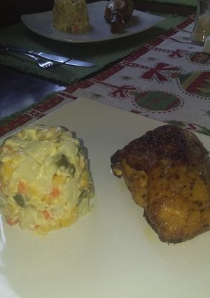 Una foto de Pollo al horno y ensalada de papa