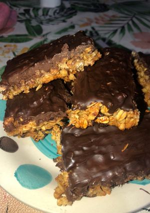 Una foto de Barrita de cereal con baño de chocolate 🍫