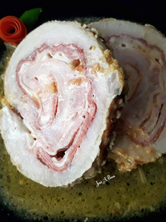 Una foto de Lomo de cerdo relleno de jamón ibérico, queso y panceta ahumada