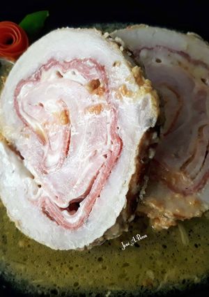 Foto principal de Lomo de cerdo relleno de jamón ibérico, queso y panceta ahumada