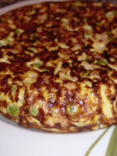 Una foto de Tortilla de guisantes, jamón york y cebolla