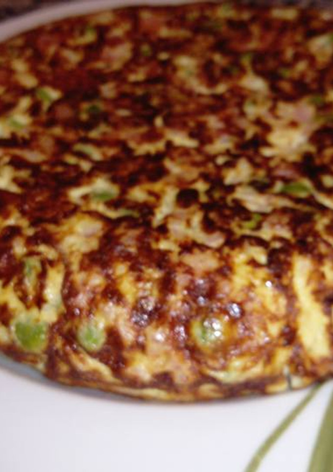 Una foto de Tortilla de guisantes, jamón york y cebolla