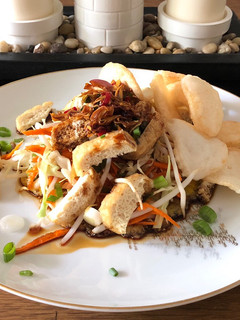 A picture of Indonesian tofu egg salad with spicy sweet soy dipping sauce (tahu telur sambal kecap).