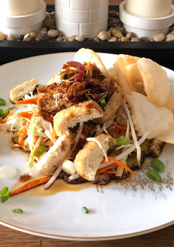 A picture of Indonesian tofu egg salad with spicy sweet soy dipping sauce (tahu telur sambal kecap).