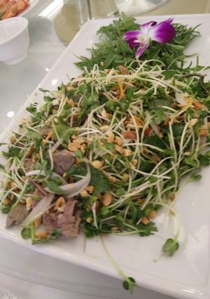 Hình của món Gỏi rau mầm trộn bê.