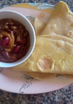 A picture of Tortillas(flat bread) with chilli con carne sauce.