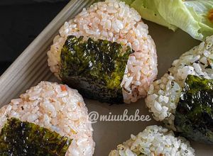Hình của món Cơm nắm cá ngừ Onigiri Nhật Bản.