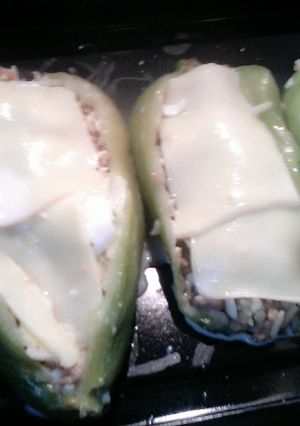 Una foto de Pepinos rellenos de carne molida queso queso arroz y huevos